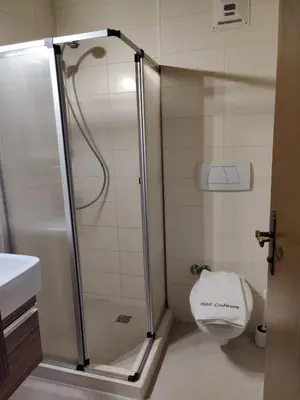 Ein Badezimmer in der Unterkunft Hotel Lindwurm