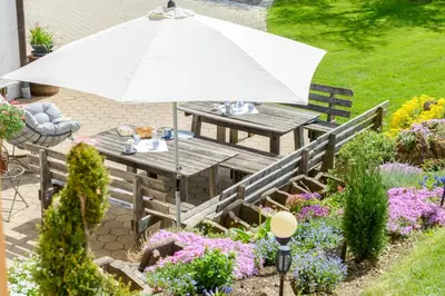 Ein Garten an der Unterkunft Reiterhof Suassbauer