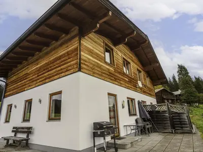 Das Gebäude in dem sich das Ferienhaus befindet