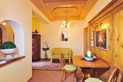 Ein Sitzbereich in der Unterkunft Wellness-Aparthotel Montana
