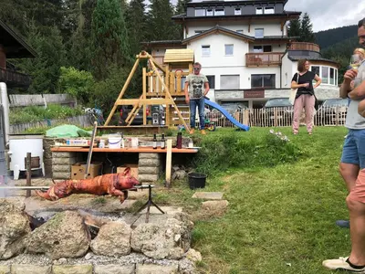 Ein Kinderspielbereich in der Unterkunft Glüxplatzl GmbH Appartements am Wald