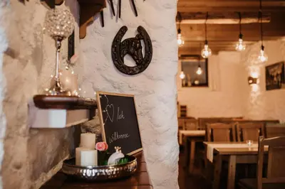 Ein Restaurant oder anderes Speiselokal in der Unterkunft Alte Schmiede - das kleine Hotel