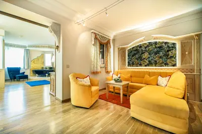 Ein Sitzbereich in der Unterkunft Schlosshotel Lacknerhof