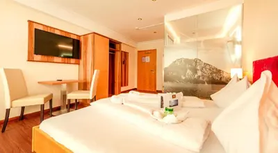 Ein Bett oder Betten in einem Zimmer der Unterkunft Panorama Hotel Traunstein