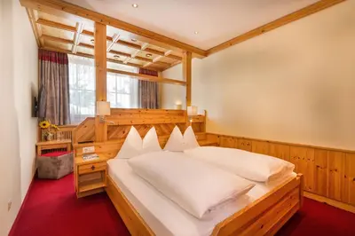 Ein Bett oder Betten in einem Zimmer der Unterkunft Hotel Garni Haus Tyrol
