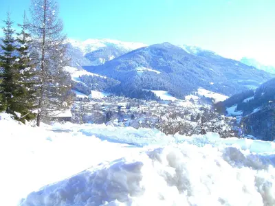 Ein allgemeiner Bergblick oder ein Berglick von der Pension aus