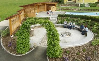 Ein Garten an der Unterkunft Bauernhof Serner