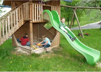 Ein Kinderspielbereich in der Unterkunft Bauernhof Serner