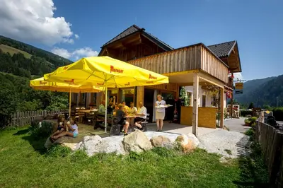 Ein allgemeiner Bergblick oder ein Berglick von des Bauernhofs aus