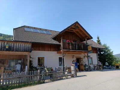 Das Gebäude in dem sich der Bauernhof befindet