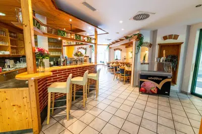 Ein Restaurant oder anderes Speiselokal in der Unterkunft FerienPark Kreischberg Betriebs GmbH