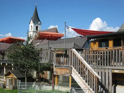 Das Gebäude in dem sich der Bauernhof befindet
