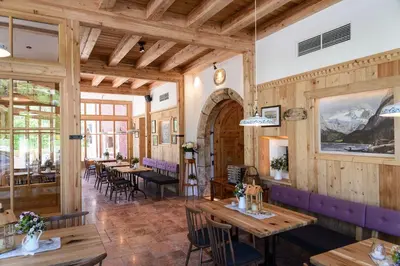 Ein Restaurant oder anderes Speiselokal in der Unterkunft Welterbe-Wirtshaus Steegwirt