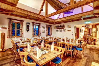 Ein Restaurant oder anderes Speiselokal in der Unterkunft Welterbe-Wirtshaus Steegwirt