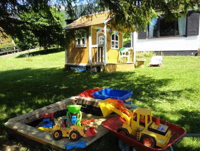 Ein Kinderspielbereich in der Unterkunft Ferienwohnung Fuchs