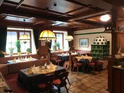 Ein Restaurant oder anderes Speiselokal in der Unterkunft Gasthof zum Gamsjäger