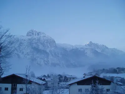 Ein allgemeiner Bergblick oder ein Berglick von der Ferienwohnung aus
