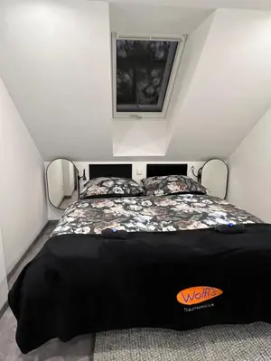 Ein Bett oder Betten in einem Zimmer der Unterkunft Wolfis Traunseeblick - mit kostenlosem Parkplatz direkt an der Unterkunft