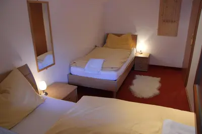 Ein Bett oder Betten in einem Zimmer der Unterkunft Appartments Hilton