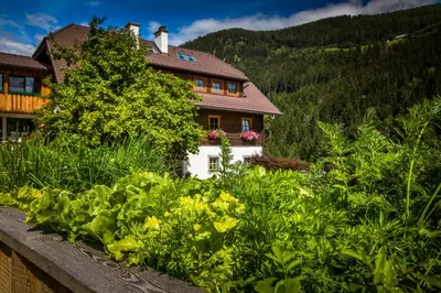 Ein allgemeiner Bergblick oder ein Berglick von des Bauernhofs aus