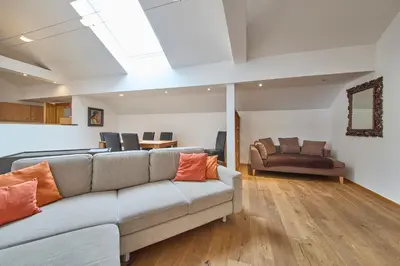 Ein Sitzbereich in der Unterkunft Ferienwohnung Grimmingblick