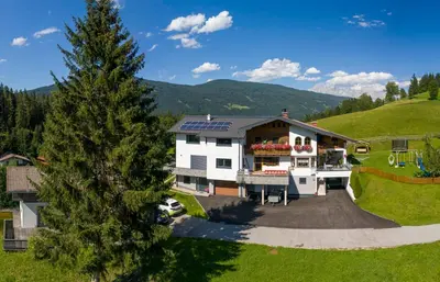 Ein allgemeiner Bergblick oder ein Berglick von der Ferienwohnung aus