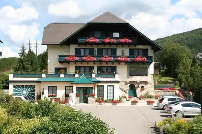 Ein allgemeiner Bergblick oder ein Berglick von der Pension aus