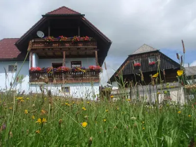 Das Gebäude in dem sich das Ferienhaus befindet