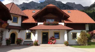 Ein allgemeiner Bergblick oder ein Berglick von des Bauernhofs aus