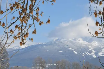 Ein allgemeiner Bergblick oder ein Berglick von des Privatzimmers aus
