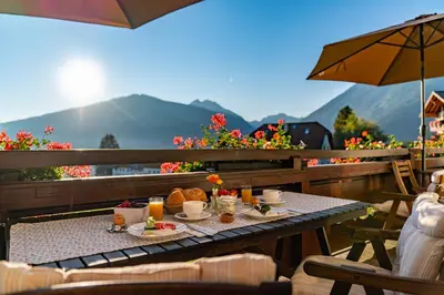 Ein allgemeiner Bergblick oder ein Berglick von des Hotels aus