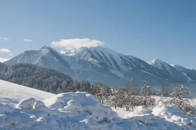Ein allgemeiner Bergblick oder ein Berglick von des Ferienhauses aus