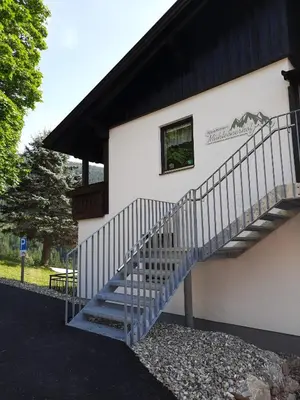 Das Gebäude in dem sich die Ferienwohnung befindet