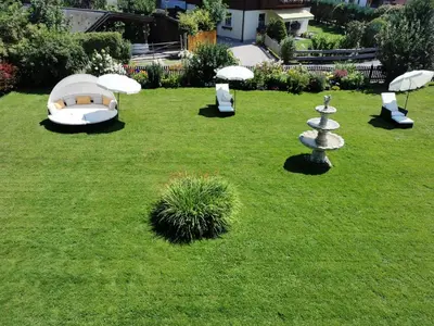 Ein Garten an der Unterkunft Ferienwohnungen Thalmeier