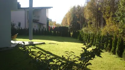 Ein Garten an der Unterkunft Alpen Chalet Eben