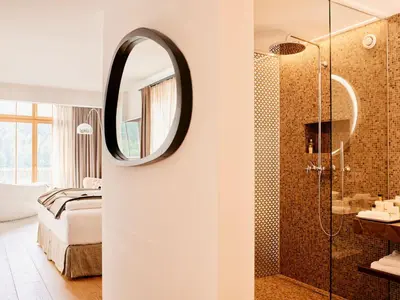 Ein Badezimmer in der Unterkunft TAUROA Seehotel Grundlsee