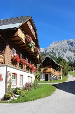Ein allgemeiner Bergblick oder ein Berglick von des Bauernhofs aus
