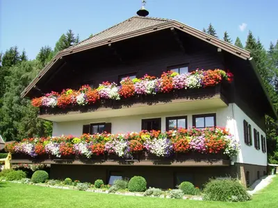 Ein Garten an der Unterkunft Haus Alpenland