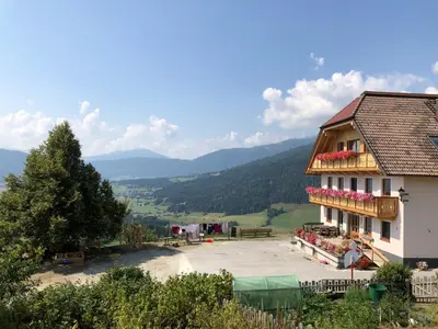 Ein allgemeiner Bergblick oder ein Berglick von der Ferienwohnung aus
