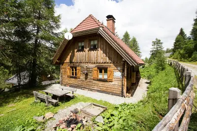 Ein Garten an der Unterkunft Almhaus Völkl
