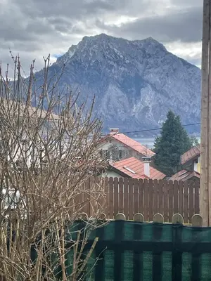 Ein allgemeiner Bergblick oder ein Berglick von der Ferienwohnung aus