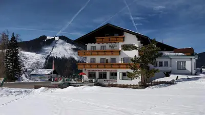 Ein allgemeiner Bergblick oder ein Berglick von des Gasthauses aus