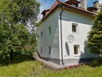 Das Gebäude in dem sich das Ferienhaus befindet