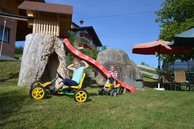 Ein Kinderspielbereich in der Unterkunft Aignerhof