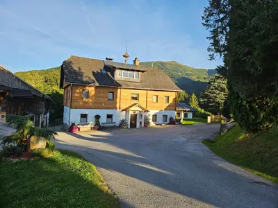 Ein allgemeiner Bergblick oder ein Berglick von des Bauernhofs aus