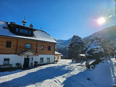 Ein allgemeiner Bergblick oder ein Berglick von des Bauernhofs aus