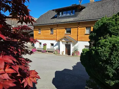 Das Gebäude in dem sich der Bauernhof befindet