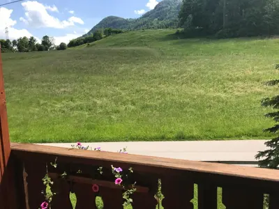 Ein allgemeiner Bergblick oder ein Berglick von des Bauernhofs aus