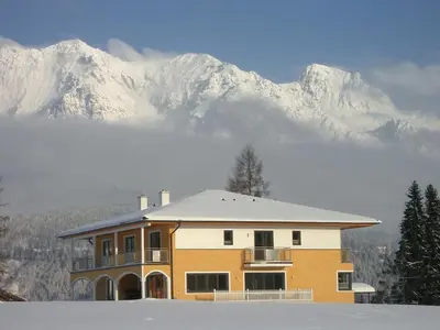 Ein allgemeiner Bergblick oder ein Berglick von der Ferienwohnung aus