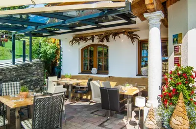 Ein Restaurant oder anderes Speiselokal in der Unterkunft Hotel und Alpen Apartments - Bürglhöh